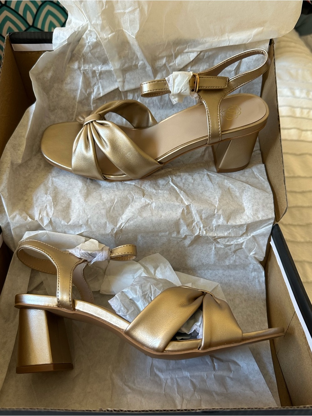 *NWT* Women's Gold Front Knot Bow Block Heel Sandals - size 7 - new never worn